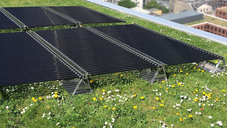 Die Module von Tubesolar können die Flächenkonkurrenz zwischen Photovoltaik und Gründach entschärfen. - © Tubesolar/Zinco
