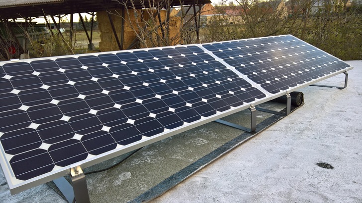 Erläutert werden Systemaufbau und Auslegung von solaren Inselsystemen verschiedener Größe.