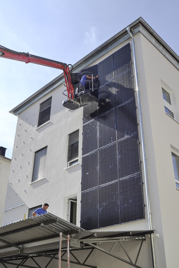 Montage der Solarfassade am Firmengebäude des Gentner Verlages in Stuttgart. - © Foto: Stadtwerke Stuttgart
