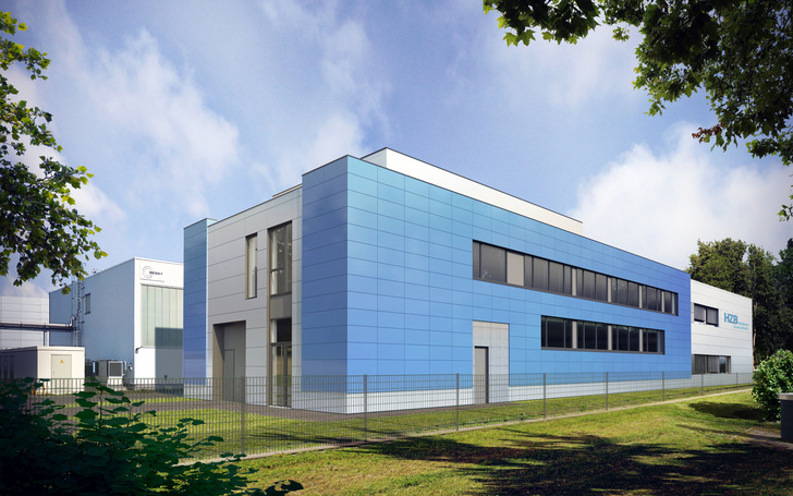 So wird die Erweiterungshalle aussehen, nachdem das Gerüst entfernt worden ist. Die blauen Module umschließen das 
Gebäude wie eine zweite Haut.