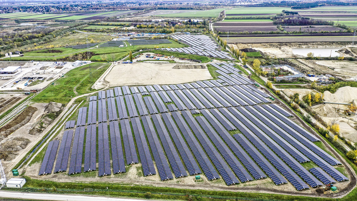 Der neue Solarpark in Schönkirchen-Reyersdorf nordöstlich von Wien. - © Foto: U.I. Lapp
