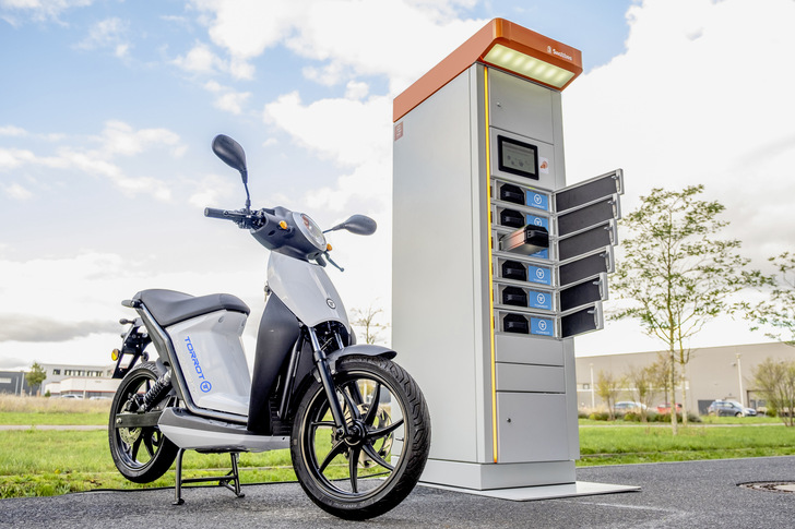 Die Wechselbatterien werden in speziellen Ladesäulen vorgehalten und elektrisch beladen.