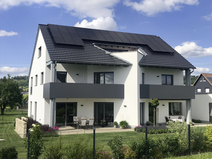 Familie Popp erzeugt mit einer Photovoltaikanlage und einer Wärmepumpe klimaschonend Energie für den Haushalt, die Raumheizung und das warme Wasser sowie das Elektroauto.