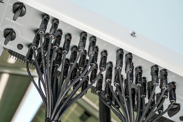 Bei Stringwechselrichtern mit einer hohen Anzahl an Gerätesteckverbindern ist die Montage oft zeitraubend. - © Foto: Phoenix Contact
