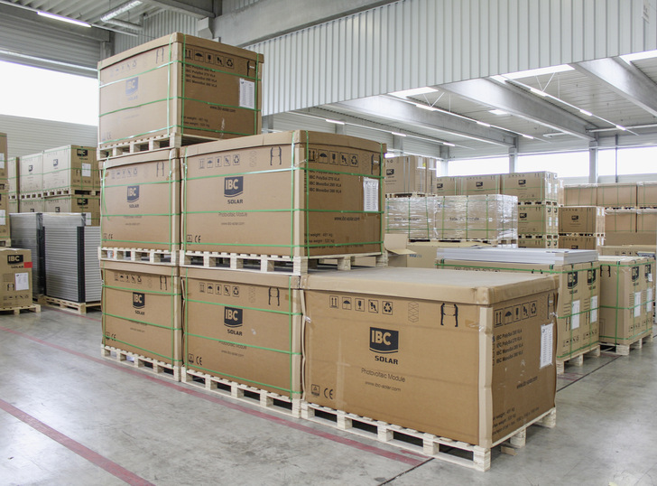 Modullager bei IBC Solar in Franken.