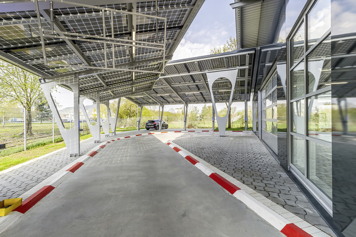 Die Module von Solarwatt überdachen die komplette Zufahrt der Waschanlage in Singen. - © Foto: Solarwatt
