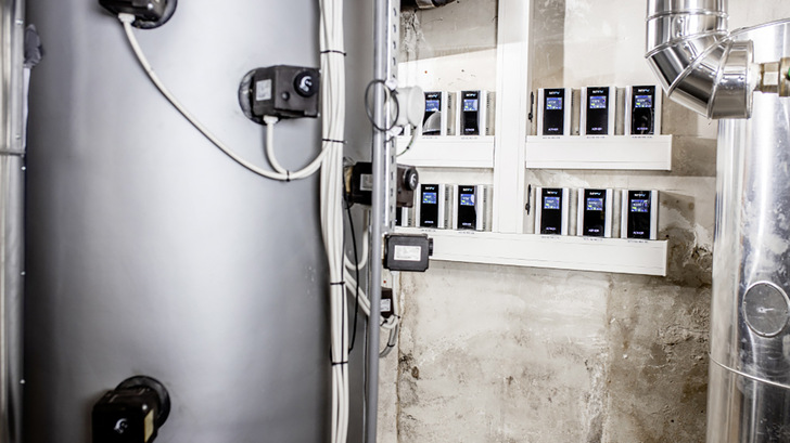 Bei der zentralen Lösung übernehmen Leistungssteller die Verteilung des Solarstroms auf die Wohnungen.