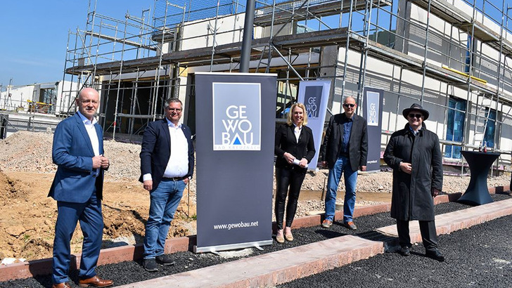 Die ersten Häuser der neuen Solarsiedlung werden gerade errichtet. Bis zum Jahresende soll der größte Teil der 28 Wohneinheiten bezugsfertig sein. - © Gewobau Bad Kreuznach
