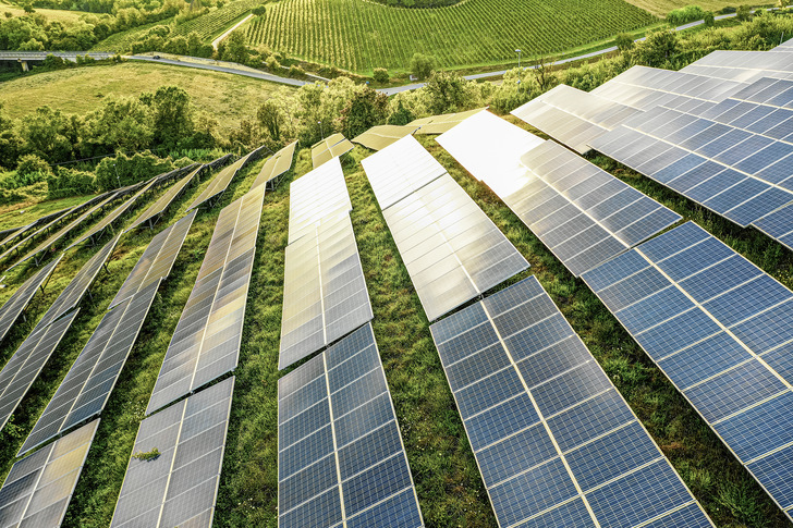Solarmodule eines Parks in Italien: Die südlichen Länder haben 2020 vom Preisverfall der Photovoltaik profitiert. - © Bild: Getty Images/ LeoPatrizi
