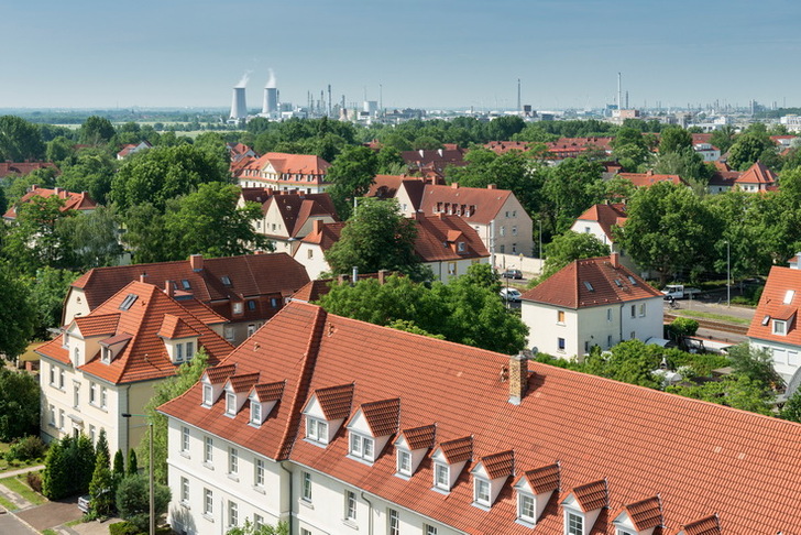 Blick über die Dächer des Industriestandorts Leuna.