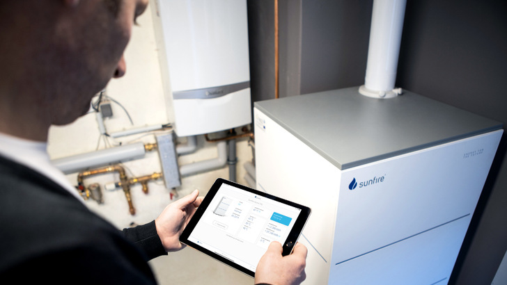 Installation des Brennstoffzellenheizgeräts bei der Firma Beyer.