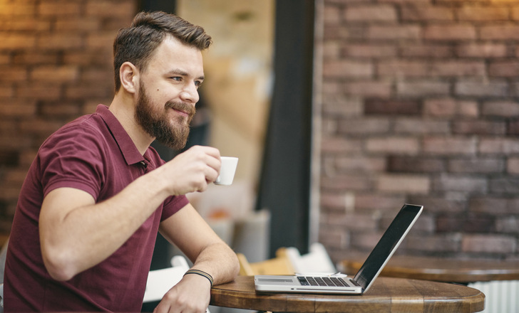 Die moderne Generation behandelt Autos, Laptops und eine Tasse Kaffee als Teil ihrer uneingeschränkten Mobilität. - © Foto: Getty Images/millann
