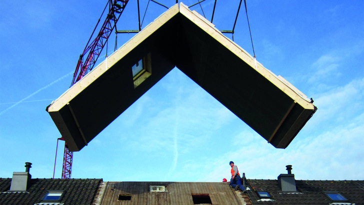 Schon vor gut sechs Jahren hat Renusol in den Niederlanden vorgefertigte Energiedächer verbaut. Jetzt wird dieser Ansatz immer mehr zum Schwerpunkt bei der energetischen Sanierung.