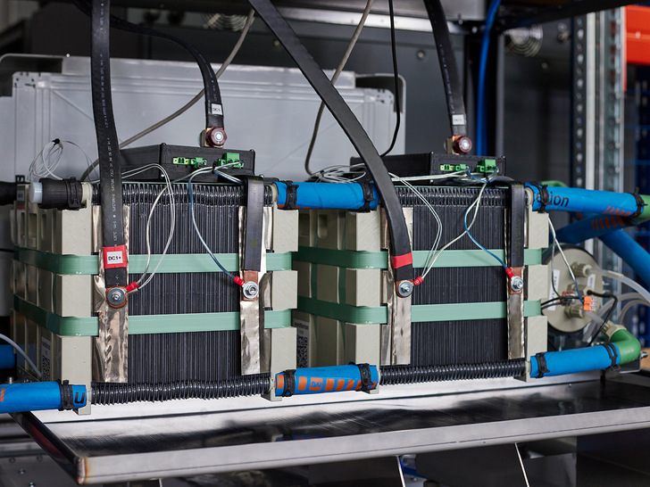 Leichter, kleiner, günstiger durch das Re-design des Stacks der  Redox-Flow-Batterie.