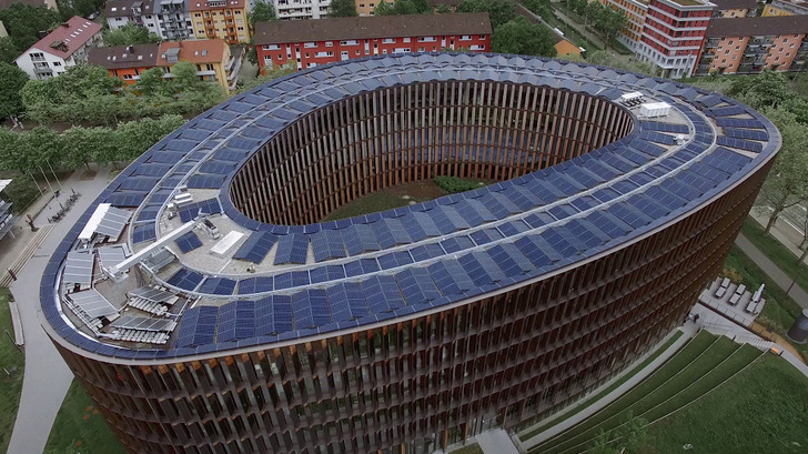 Die üppige Solaranlage auf dem Dach reicht nicht aus, um das Gebäude mit Energie zu versorgen. Deshalb wurden auch in der Fassade Module installiert.