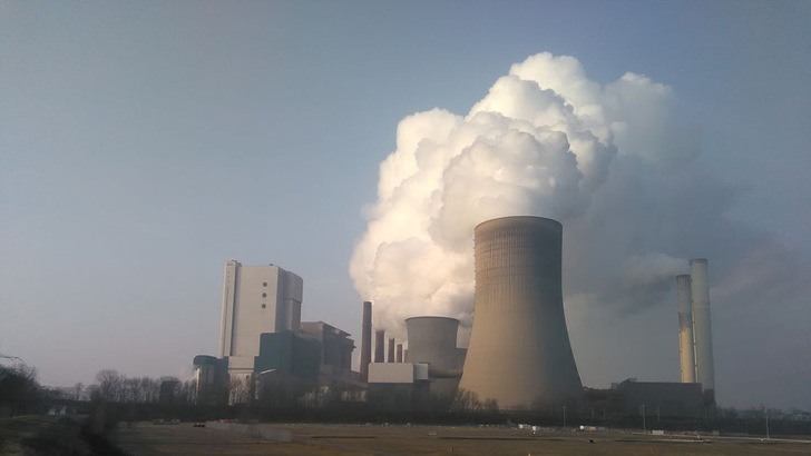 Das Kohlekraftwerk Niederaußem zwischen Köln und Grevenbroich ist einer der größten Emittenten von Kohlendioxid, Schwefeloxiden und Schwermetallen in Deutschland.