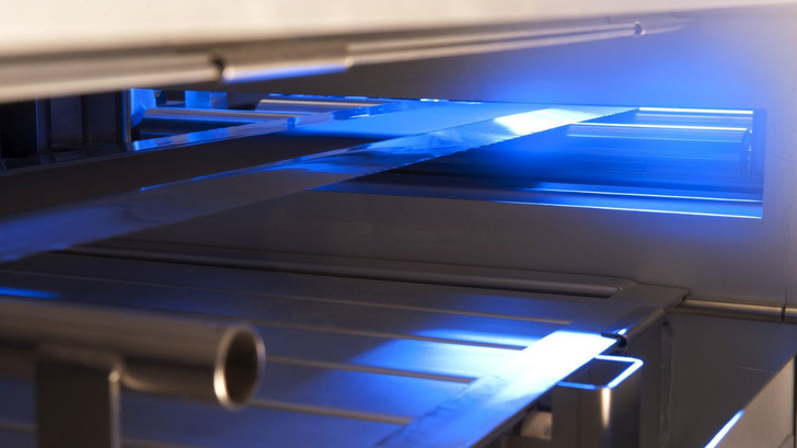 Die gleichmäßige Beschichtung von Elektroden wird gleich innerhalb der Produktion geprüft.