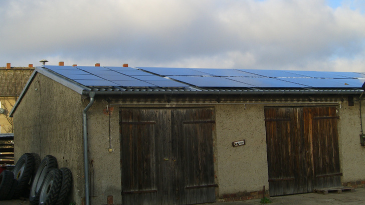Diese Anlage auf einem Gewerbedach in Brandenburg ging Ende 2010 ans Netz. Nun wird sie verkauft.