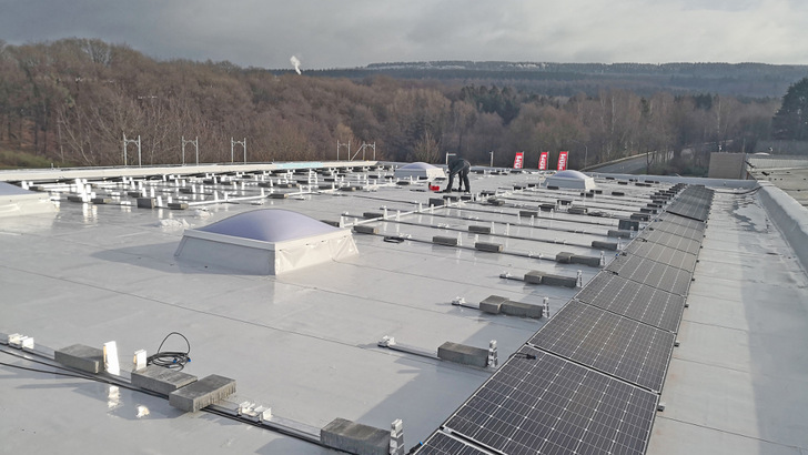 Ein Projekt, das WI Energy und Besotec gemeinsam realisiert haben: Die Dachanlage auf dem Möbelhaus Schuh in Morbach in Rheinland-Pfalz. - © WI Energy
