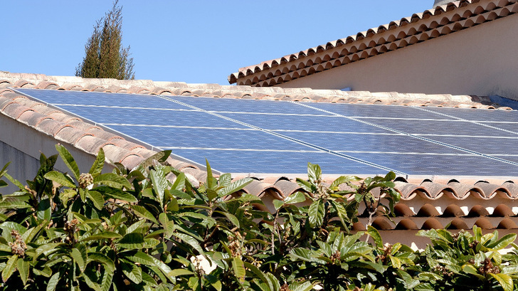 Auch in Frankreich fallen in den nächsten Jahren viele Solaranlagen aus der Förderung. Wie sich der Weiterbetrieb lohnt, zeigen die Referenten auf der Webkonferenz. - © Conergy
