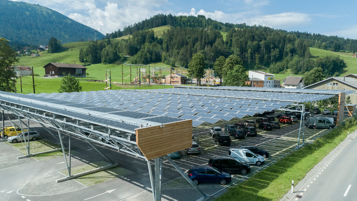 Solares Faltdach zur Sonnenstromerzeugung auf einem Firmenparkplatz. - © DHP Technology
