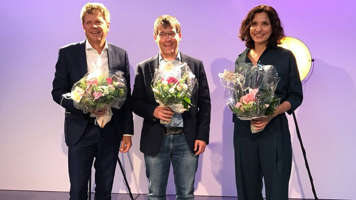 Roger Nordmann (links) übergab das Amt des Präsidenten an Jürg Grossen (Mitte). Rechts: Die neue Vizepräsidentin Gabriela Suter. - © Swissolar

