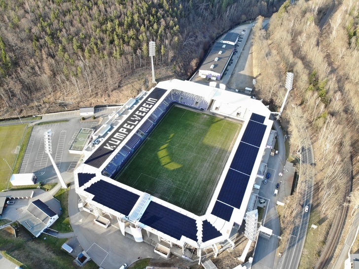 Das Stadion des FC Erzgebirge Aue mit der fertig installierten Solaranlage.
