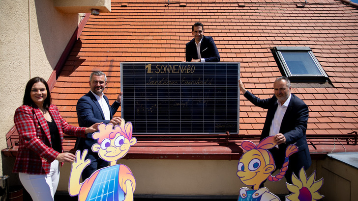 Umweltminisiterin Astrid Eisenkopf, Infrastrukturlandesrat Heinrich Dorner und Landeshauptmann Hans Peter Doskozil (v.l.n.r.) geben zusammen mit dem Vorstand von Energie Burgenland Stephan Sharma (auf dem Dach stehend) den offiziellen Startschuss für die Bürgerbeteiligungsinitiative des Landes.