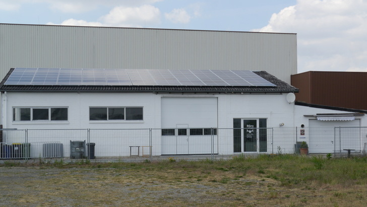 Diese Dachanlage (57,75 Kilowatt) in NRW steht zum Verkauf.