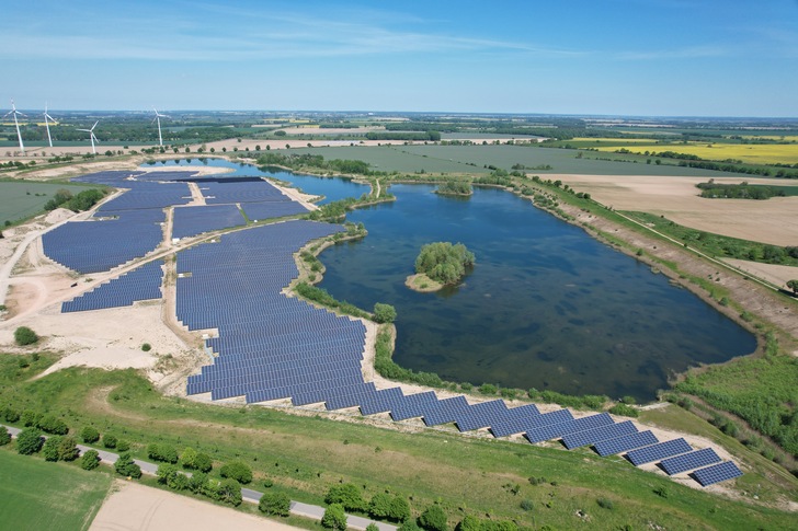 Liefert PPA-Power: Der Solarkraftwerk Wusseken aus der Vogelperspektive. - © Enerparc AG, Sitemark
