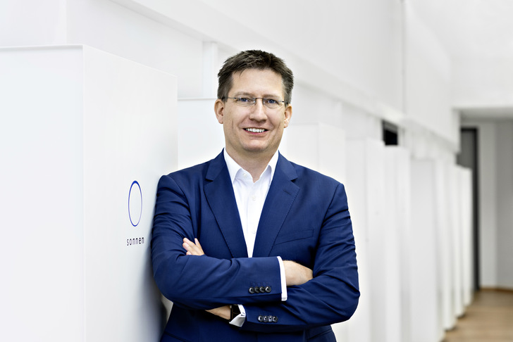 Oliver Koch  hat im Oktober 2020 die Geschäftsführung und damit das Steuer der Sonnen Gruppe übernommen. Er trat damit die Nachfolge des Gründers Christoph Ostermann an. Koch ist seit 2014 ­Mitglied der Geschäftsführung und war mit am Aufbau des 2010 gegründeten Unternehmens beteiligt. Unter anderem hat er den Heimspeicher in eine Serienproduktion geführt sowie die Expansion in die USA und Australien geleitet. ­Bevor er zu Sonnen ins Allgäu kam, hat er in ­verschiedenen Unternehmen wie etwa dem ­US-Solarunternehmen Paramount Solar, das 2013 von Solarcity übernommen wurde, sowie im Bertelsmann-Konzern gearbeitet.