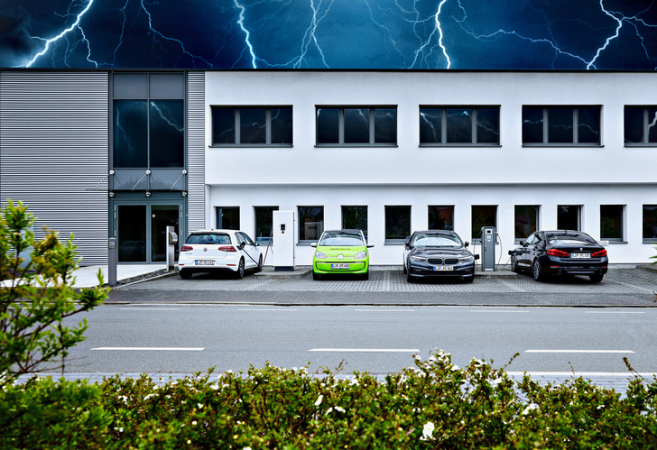 Die Ladeinfrastruktur muss mit einem Blitz- und Überspannungsschutz ausgestattet sein – auch um die Elektroautos zu schonen.