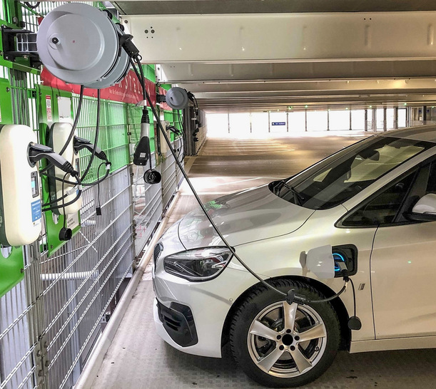 Mit einem Aufroller ist das Ladekabel immer nur so lang, wie es gebraucht wird.