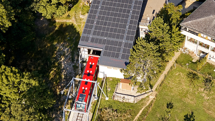 Auf der Bergstation liefert eine Solaranlage Strom für die Seilbahn. Zudem zieht der talwärts fahrende Zug die entgegenkommende Bahn nach oben. Auch die Bremsen liefern Strom für den Betrieb. - © Fotografie Dirk Weiss/Verkehrsbetriebe Biel

