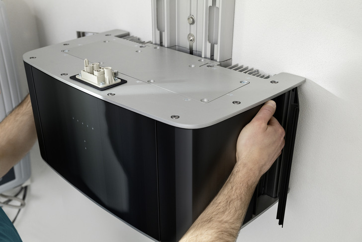 Auf das Elektronikmodul wird der Batteriestack montiert.