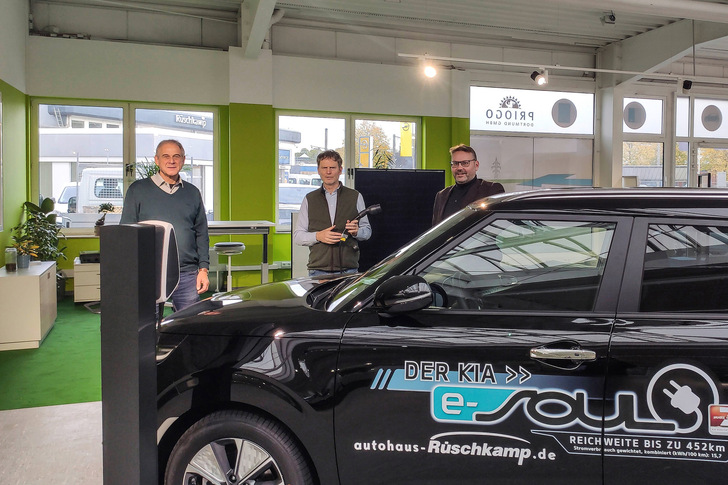 Das Team der solarelektrischen Mobilitätswende im Autohaus Rüschkamp in Dortmund. - © Foto: Priogo AG
