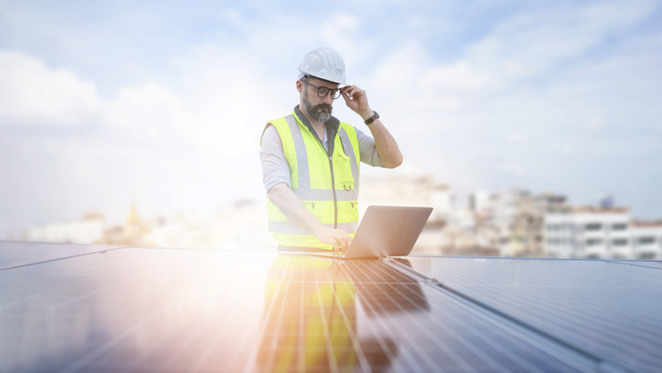 Mit digitaler Unterstützung bei der gesamten Planung und Abwicklung des Projekts bleibt mehr Zeit für den Bau von zusätzliche Solaranlagen. - © Adobestock/MeStudio
