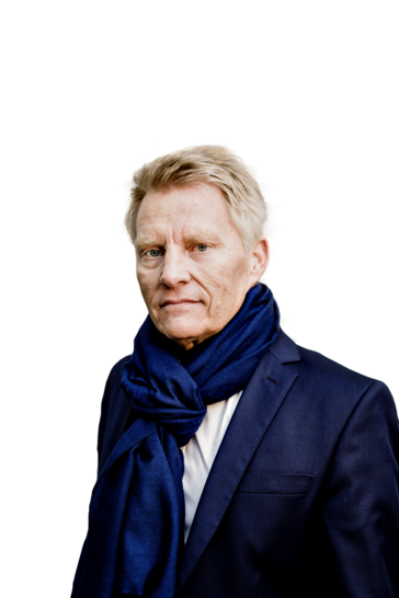 Dr. Andreas Piepenbrink  ist Geschäftsführer von E3/DC. Nach dem Studium der Elektrotechnik und Promotion in Regelungstechnik hat er einige Jahre in Führungs­positionen der Automobiltechnik gearbeitet, darunter fünf Jahre bei ZF Friedrichshafen als Leiter der Getriebehydraulik und vier Jahre bei ­Karmann als Bereichsleiter für Elektronik und Geschäftsführer für ­EngineeringDienstleistungen. Seit 2010 hat er als CEO die Firma E3/DC in Osnabrück aufgebaut, die heute zur Hager Group gehört.