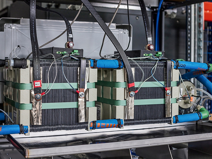 Redox-Flow-Batterien: leichter, kleiner und günstiger durch das Redesign des Stacks.