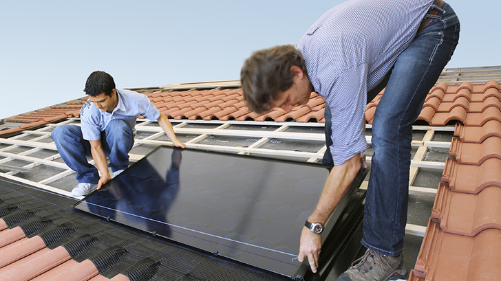 In ZUkunft ist es auch für Dachdecker und Fassadenbauer einfacher, die Prüfung als Voraussetzung für die Installation von Solaranlagen abzulegen. - © Ernst Schweizer AG
