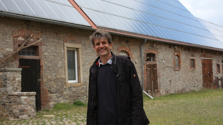 Peter Endres baut das ehrwürdige Schloss in Walbeck zum Sonnenschloss aus. - © Heiko Schwarzburger
