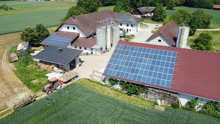 Die Generatoren auf den Dächern der Agrarbetriebe sind groß. Da bietet sich die Nutzung überschüssigen Solarstroms zur Warmwasserbereitung an. - © My PV

