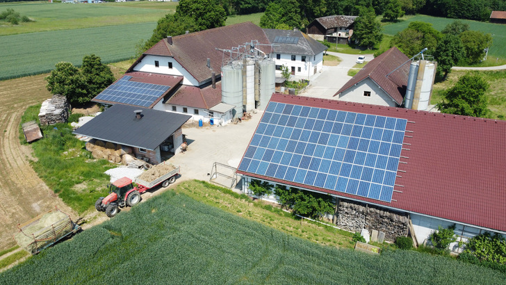 Die Generatoren auf den Dächern der Agrarbetriebe sind groß. Da bietet sich die Nutzung überschüssigen Solarstroms zur Warmwasserbereitung an.