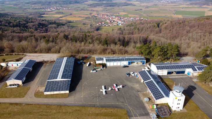 Der Flugplatz bietet 500 Kilowatt Solarleistung.