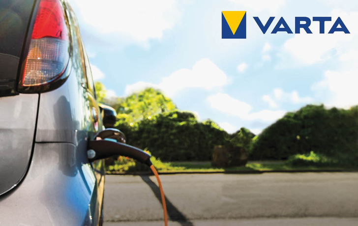 Der smarte und kompakte Energiespeicher VARTA pulse neo ermöglicht schnelles und effizientes Laden des Elektroautos. - © Foto: VARTA
