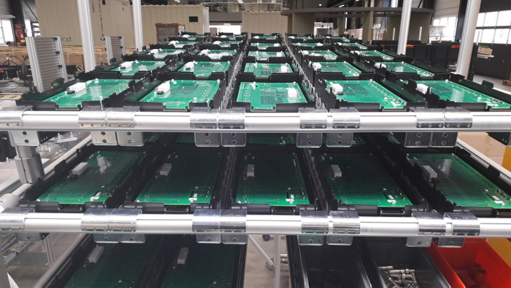 Blick in die Gigafab für Gewerbespeicher von Tesvolt in Wittenberg.