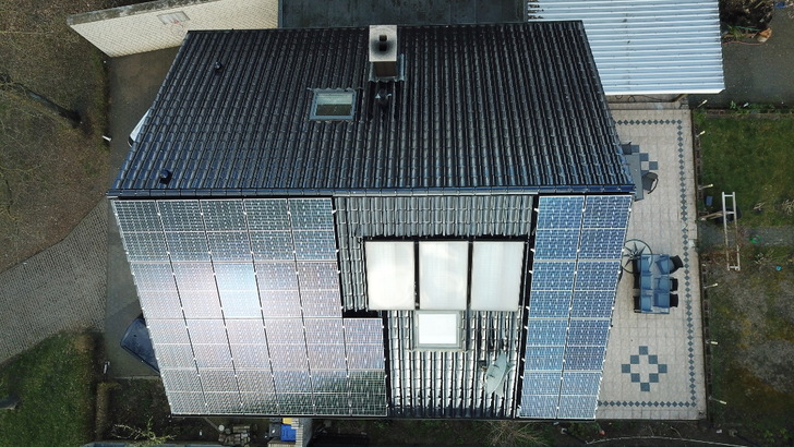 Diese Dachanlage in NRW mit knapp zehn Kilowatt steht zum Verkauf. - © Milk the Sun
