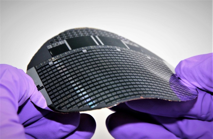 Eine sehr dünne Solarzelle aus Galliumarsenid mit einem reflektierenden, leitfähigen Rückseitenspiegel. - © Fraunhofer ISE
