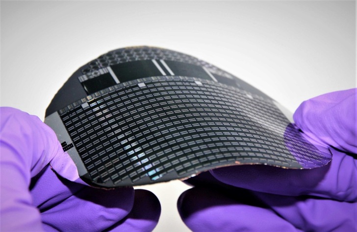 Eine sehr dünne Solarzelle aus Galliumarsenid mit einem reflektierenden, leitfähigen Rückseitenspiegel.