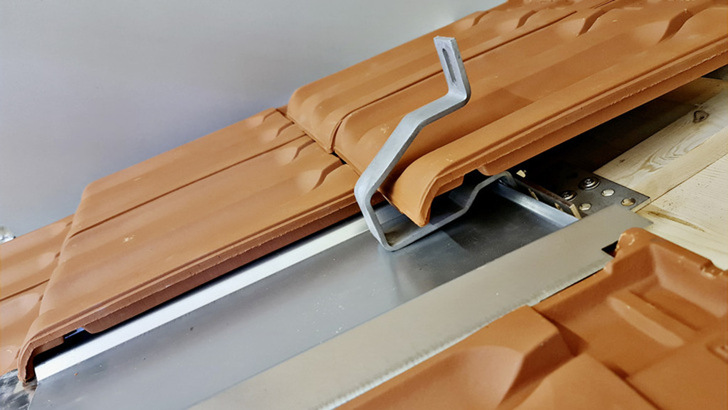 Varista hat den Dachhaken so geformt, dass er unter jeden Dachziegel passt.